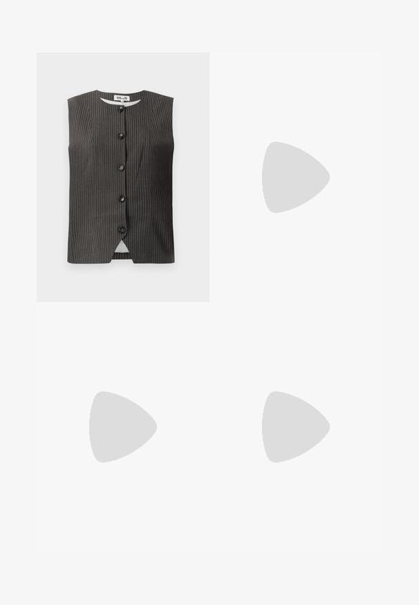 Mørk ærmeløs vest med lodrette striber, der har fem frontknapper, rund halsudskæring samt et glat stof med en subtil glans.; Brun strikket sweater med asymmetrisk design, ribbet struktur og dekorative knapper på den brede krave, med lange ærmer.; Blå denim flared jeans med høj talje, fem-lomme design og metalknaplukning. Glat tekstur, afslappet stil og minimal syning.; Sorte lædersandaler med guldspænde detaljer, der har flere stropper og et fladt såldesign til åbne tåer.