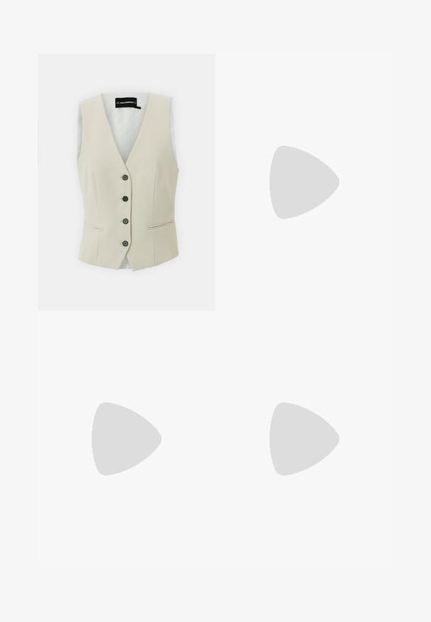 Beżowa kamizelka z dekoltem w kształcie litery V, pięcioma czarnymi guzikami i bocznymi kieszeniami. Gładka tekstura i dopasowany krój. Logo na przodzie.; Biała bawełniana koszulka z okrągłym dekoltem i krótkimi rękawami. Materiał wydaje się gładki, o lekkiej teksturze i bez widocznych wzorów.; Czarne dopasowane spodnie o prostych nogawkach, z delikatną fakturą, z przodem zapinanym na guzik oraz klasycznym krojem.; Czarny skórzany sandał na obcasie z wydłużonym noskiem, gładką fakturą i delikatnym paskiem z metalową klamrą.