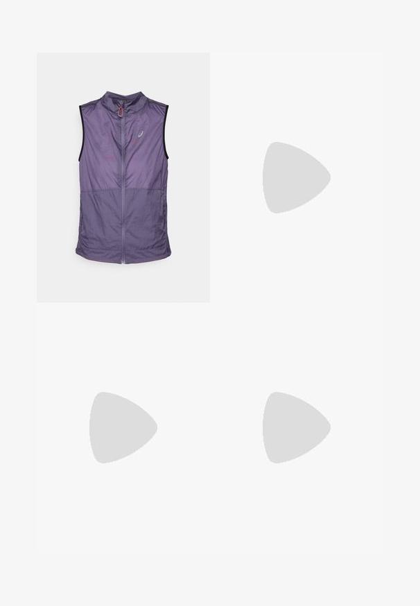 Leichtes, ärmelloses Jäckchen in einem gedämpften lila Farbton. Besitzt einen hohen Kragen, einen Frontreißverschluss und kontrastierende schwarze Armlöcher. Glatte Textur.; Langärmliges Sportshirt in Hellrosa mit einem Bergmotiv in Silber und Orange. Der Stoff hat eine glatte Textur und einen Rundhalsausschnitt.; Lavendelfarbene Sportshorts mit elastischem Bund, seitlichen Schlitzen und einem glatten, leichten Stoff. Einfaches Design ohne zusätzliche Akzente.; Weißer Sport Schuh mit Mesh-Obermaterial, abgerundeter Zehenpartie und strukturiertem Sohlenprofil. Mit einem silbernen Nike Swoosh und minimalistischem Design.