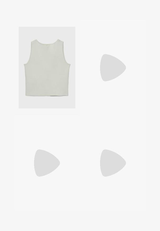 Stradivarius Weste - beige; Weißes, enganliegendes Oberteil aus geripptem Stoff mit kurzen Ärmeln und gerafften Details an den Seiten für Textur und Form.; Schwarze weit geschnittene Hose mit elastischem Bund, zwei seitlichen Taschen und einer glatten Textur. Entworfen für Komfort und Bewegungsfreiheit.; Weißer Sneaker aus glattem, synthetischem Material mit runder Spitze, flacher Gummisohle und dezenten Stichdetails. Schnürung vorne.