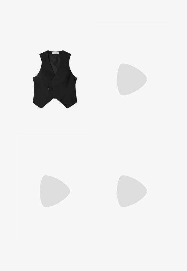 Zwarte mouwloze vest met een wikkelontwerp, enkele paarse knoopsluiting en een gestructureerde stof met een gladde binnenvoering.; Zwarte korte mouwen shirt met grote rode bloemenborduursel op de voorkant, met een knoopsluiting kraag en een ontspannen pasvorm.; Roze, wijde broek met een textuurstof, elastische tailleband en zijzakken, gedragen met witte sneakers met zwarte accenten.; Zwarte haksandalen met een open, kruislingse uitstraling. Gemaakt van synthetisch materiaal, voorzien van een gesp en een geëgaliseerde zool.