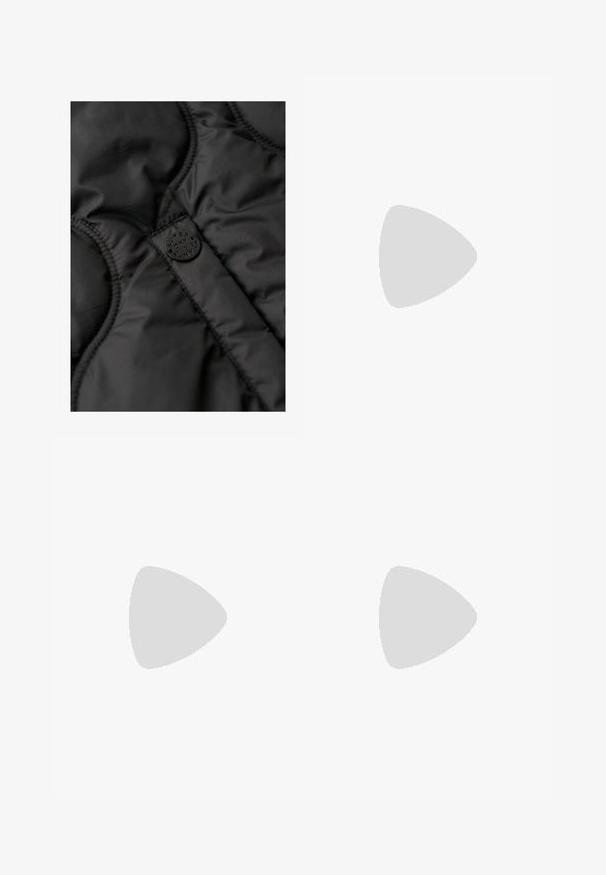 Czarna ocieplana kamizelka z gładką fakturą, pikowanym wzorem i okrągłą czarną metką z wytłoczonym napisem.; Biała, długa koszula z długim rękawem, zapinana na guziki, z kołnierzem rozłożonym, wykonana z gładkiego materiału bawełnianego z zaokrąglonym dołem. Tkanina ma lekki połysk.; Jasnoniebieskie dżinsy o wąskim kroju, z pięcioma kieszeniami, z zapięciem na guzik i wyblakłymi detalami na nogawkach. Klasyczne akcenty w postaci przeszyć.; Brązowe zamszowe botki za kostkę o miękkiej teksturze, z przeszyciami i gumową podeszwą, wyposażone w pętelkę na pięcie dla łatwego zakładania.; Okrągłe okulary przeciwsłoneczne z ramką z plastikowym wzorem żółwia, brązowymi soczewkami i metalowymi akcentami na przodzie. Cienkie zauszniki o wypolerowanym wykończeniu.