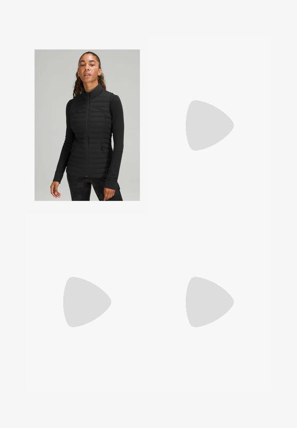 Zwarte pufferw vest met een hoge kraag, verticale gestikte textuur, ritsluiting en zijzakken, gecombineerd met een zwart met lange mouwen top.; Witte t-shirt met korte mouwen en een ronde hals, met een geraffineerd detail aan de voorkant. Het heeft een cropped zoom en een gladde, zachte textuur.; Zwarte hoge taille fietsshort gemaakt van rekbaar materiaal, met een soepele textuur, nauwsluitend ontwerp en afgewerkte randen. Geen zichtbare patronen of accenten.; Lichte sneaker met een bovenwerk van mesh en suede in zachte crèmekleuren, met een chunky zool en driedimensionale accenten.