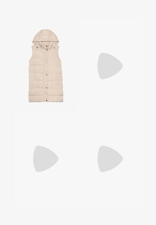 Beige polstret vest med hette, med glidelås og trykknapplukking, sidelommer og et teksturert stoffdesign. Glatt finish.; Brun langermet topp med bred hals og en knutedetalj på den ene siden, laget av mykt, teksturert stoff.; Grå denimjeans med utvidet ben, frontlommer, knappelukking og lett glans. Glatt tekstur med kontrasterende sømmer.; Rosa semsket høyhælte sandaler med blokkhell, åpen tå og ankelreim med gullspenne. Flat frontreim.; Brun kunstlæder skuldertaske med buet form, minimal syning og detaljer i guld-tonet hardware. Har en top lynlås lukning og justerbar rem.