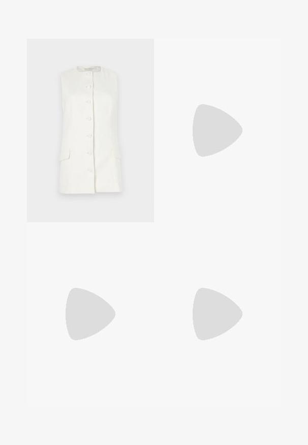 Hvit ermeløs vest med høy hals, fem knapper og to lommer foran, laget av et lett materiale.; Beige linnen ermeløs topp med en tettsittende design, frontknapplukking og teksturert stoff. Har rettskårne skulderstropper.; Beige linbukser med vid ben, høy midje og usynlig glidelås bak. Glatt tekstur og pustende stoff.; Svart skinnballettflatt med rund tå, glatt tekstur, minimal sømdetalj, og et fleksibelt såledesign.