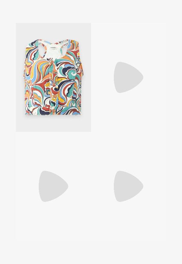 Barvna skrajšana majica s spiralnim vzorcem v rdeči, modri, zeleni in rumeni barvi, z okroglo odprtino za vrat in zapiranjem na pritisni gumb.; Bela kratka majica s kratkimi rokavi iz bombaža, s dvema žepoma na prsih, gumbom na sprednji strani in logotipom na levem žepu.; Temno modri jeans s ravnimi nogavicami, pet žepov, bakreni zakoviki in rahlo zbledela površina na stegnih in kolenih.; Črne usnjen lace-up gležnjarje z debelim črnim podplatom in rumenim šivanjem. Imajo zanko na hrbtni strani in okrogle kovinske učke.