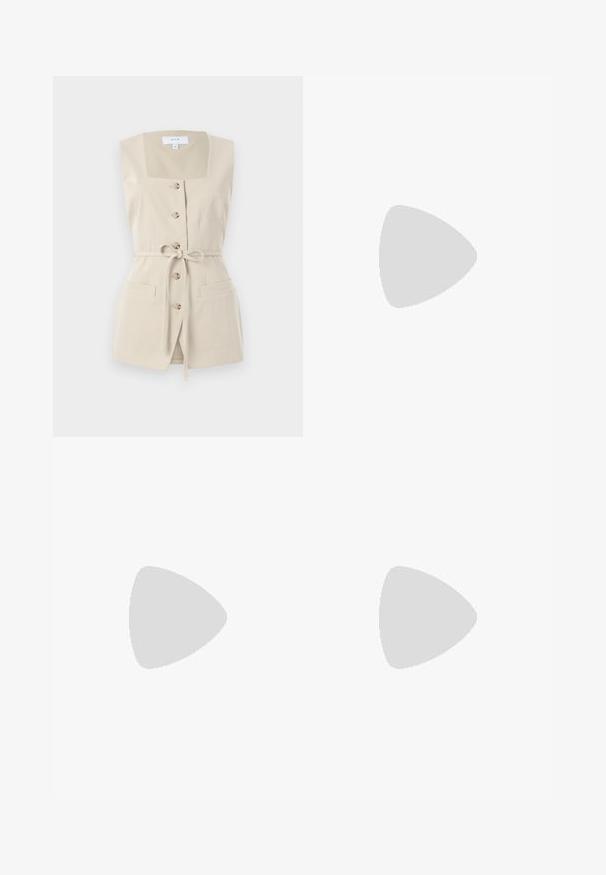 Beige ilman hihoja oleva liivi, jossa on neliön muotoinen pääntie, nappisuljenta ja sivutaskut. Varustettu kankaisella vyöllä säätämistä varten. Sileä pinta.; Vaaleanbeige pitkähihainen paita, joka on valmistettu sileästä kankaasta. Ominaisuuksiin kuuluu kaulus, nappikiinnitys edessä sekä rento malli، jossa on käänteet hihansuissa.; Yksiväriset farkut leveällä lahkeella, joissa on vaaleasta tummansiniseen häipyvä väri, korkea vyötärö, vyölenkit ja yhteensopiva kangasvyö. Rakennefarkkujen pinta.; Sotilaspunainen tennari, jossa on teksturoitu kangasyläosa, valkoinen alustan pohja, pyöreä kärki ja musta kantapääkorostus. Varustettu kuudella nyörille tarkoitetulla reikällä.