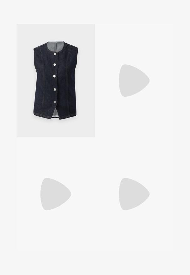 Gilet in denim senza maniche di colore blu scuro con scollo rotondo e cinque bottoni metallici sulla parte anteriore, che mostrano l'interno grigio chiaro al colletto.; ASPESI ABITO - Vestito casual - white; Sandal con tacco cubano bianco in pelle, caratterizzata da una cinghia alla caviglia con fibbia e design minimalista. Punta aperta e texture liscia in tutto il sandalo.; Loeffler Randall RAMONA BOW SHOULDER BAG - Borsa a mano - cream