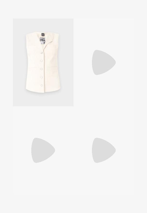 Cremefarvet ærmeløs vest med reverskrave, fem knaplukninger og to forlommer. Lavet af tekstureret stof.; Soulland KIKI  - Striktrøje - off white; Hvid ribbet tanktop med rund halsudskæring, tætsiddende pasform og glat tekstur. Ingen synlig hardware eller mønstre. Velegnet til hverdag.; Lyseblå vide jeans lavet af denim. Har et klassisk fem-lomme design og en let slidt finish. Knap- og lynlås lukning.; Brune lædersandal med tynde stropper, der har en guldfarvet spænde og flad sort sål med zigzag kant.
