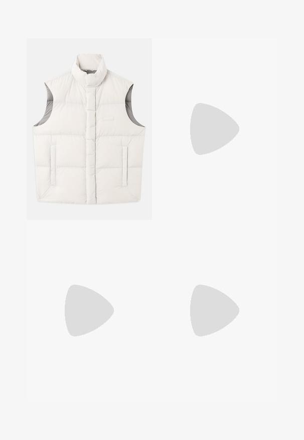 Világosszürke puffervest, magas gallérral, ujjatlan dizájnnal, függőleges varrással és két oldalsó zsebbel. Puha szövettextúra.; Tengerészkék kapucnis pulóver elülső zsebbel, húzózsinórral ellátott kapucnival, és fehér "MSGM" logóval a mellen. Puha anyag, bordás mandzsettákkal és szegéllyel.; Fehér, egyenes lábú farmernadrág, öt zsebbel, gombos záródással és klasszikus illeszkedéssel, minimális textúrával.; Sötétkék velúr, alacsony szárú teniszcipő fehér talppal, sötétkék fűzőkkel és arany színű "Filling Pieces" logóval az oldalán.