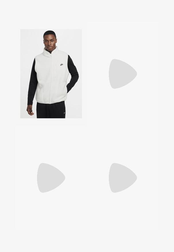 Nike Sportswear CLUB SSNL WINTERIZED  - Veste sans manches - sail black; T-shirt en coton marron à coupe décontractée, arborant un logo Nike blanc et un motif nuageux dans des teintes de rose pâle à l'avant.; Pantalons beiges légers avec une taille élastique et un cordon de serrage. Caractéristiques : plis et coupe décontractée, fabriqués à partir d'un tissu doux et lisse.; Baskets Nike Air Max 1 avec une tige en cuir beige et blanc, logo orange et unité Air visible dans la semelle. Accents en tissu texturé.