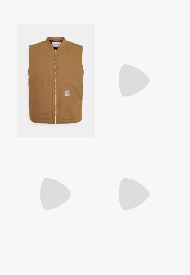 Barna ujjatlan mellény, tartós anyagból készült, elöl cipzárral, két elülső zsebbel és egy kis logóval a bal alsó részen.; Fehér hosszúujjú póló, 100% pamutból készült. A mellkason egy kis arany logó található, és kerek nyakkivágással rendelkezik. Egyszerű dizájn és standard szabás jellemzi.; Világoskék farmernadrág, magas derekú, laza szabású, két elülső zsebbel, egy hátsó folttal, és gombos záródással.; Fekete vászon sportcipő fehér fűzőkkel, bézs gumitalppal és piros akcentussal a sarkán. Lekerekített orr és minimális varrási részletek.