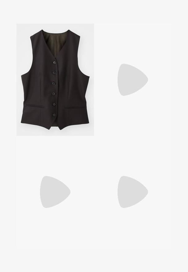 Mörkbrun ärmlös väst med v-ringning, sex knäppningar och två sidofickor. Tillverkad av ett glatt tyg med en klassisk skräddad design.; Krämfärgad t-shirt med korta ärmar och rund halsringning, tillverkad av mjukt material, med rak skärning och minimal detaljering.; Vita byxor med elastisk midja, rak skärning och subtila sömnadsdetaljer vid fållen. Tillverkade av ett lätt och svalt material.; Ljust grå lädersneaker med rund tå, ton-i-ton snörning och beige gummisula. Har minimal sömnad och en mjuk yta.; Klänning med krage, djupt röd färg och en slät yta. Inkluderar ett pärlhalsband med en dekorativ silverdetalj i mitten.