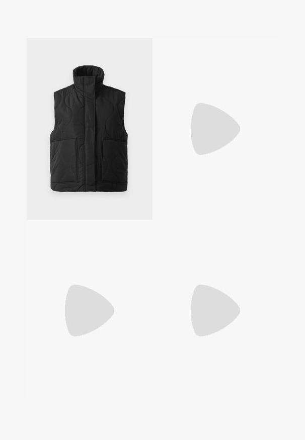 Colete sem mangas preto acolchoado com gola alta, bolsos frontais e fecho de correr oculto, em fundo branco.; Colete preto sem mangas com decote redondo e seis botões na parte da frente sobre um fundo branco.; Camisola preta de manga longa com gola alta. Tecido macio, design justo, gola alta e costuras laterais. Estilo simples e versátil, adequado para sobreposição.; Vestido preto até os tornozelos, feito de um tecido macio e elástico, com corpete franzido e laços ajustáveis nas laterais, criando uma silhueta fluida.; Bailarinas em couro sintético borgonha com bico redondo, pequeno laço na frente e sola baixa em borracha preta. Textura suave.; Bolsa de tecido suave em borgonha com um design franzido e uma alça longa, usada à transversal. Modelo veste um top cropped branco e jeans pretos.
