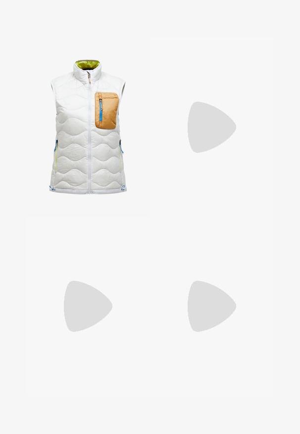 Weiß gesteppte ärmellose Weste mit hohem Kragen, ausgestattet mit einer braunen Reißverschlusstasche auf der Brust und blauen Reißverschlusstaschen an den Seiten.; Langärmliges schwarzes Shirt aus strukturiertem Material, mit Rundhalsausschnitt, gemustertem Stoff und verstärkten Ellbogenpatches.; Schwarze, leichte, wasserabweisende Hose mit elastischem Bund und zwei Seitentaschen; glatte Textur; gerade Beinform.; Leichter Laufschuh in Weiß, Braun und Pink. Mit einem atmungsaktiven Obermaterial, strukturierten grauen Akzenten und einer pinken Gummisohle.