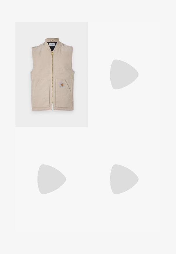 Beež vest kõrge kaelusega, ees tõmblukk, kaks suurt taskut ja väike logo plaastriga vasakul küljel. Valmistatud vastupidavast kangast.; Must must tee, lühikeste varrukatega, ümar kaelus ja vasakul rinnal väike kollane logo. Lihtne disain ja regulaarne istuvus.; Beige puuvillased püksid otse lõikega, millel on kaks esikäe taskut ja kaks lukuga dekoratsiooni. Kuldse tooni detailid.; Mustmust mustad mustade ja pruunide tossude sissevienud valged aktsendid, kanvasmaterjal, madal disain, ümmargune nina ja beež kummitald. Omab kontrastset õmblust.