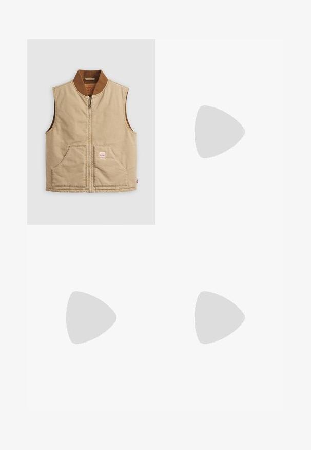 Colete sem mangas bege com fecho éclair, gola canelada castanha e dois bolsos frontais, apresentando um pequeno rótulo em patch no bolso direito.; Camisa henley de manga longa cinza, feita de tecido canelado, com uma pala de três botões e um decote redondo com uma forma ligeiramente ajustada.; Calças cargo bege com dois bolsos laterais, fecho de botão, design de perna reta e um tecido suave e texturizado.; Sapatilha de barco em couro castanho com superior texturizado, fecho a cordão preto e ilhós dourados. Apresenta uma sola de borracha durável e estriada.