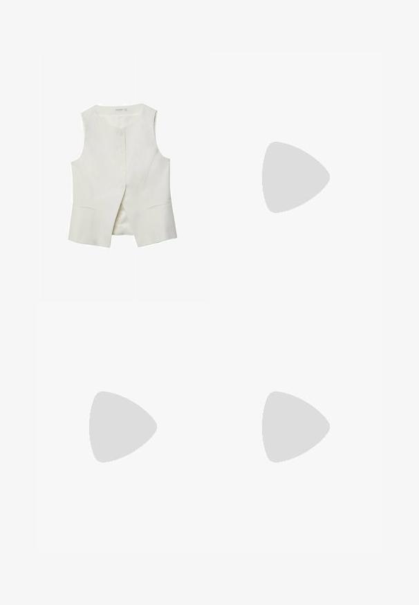 Canottiera bianca senza maniche con scollatura tonda, chiusura frontale con bottoni e due tasche laterali. Texture liscia e design sartoriale.; Top bianco aderente realizzato in tessuto a coste, con maniche a farfalla e dettagli arricciati sui lati per texture e forma.; Pantaloni a gamba larga in tessuto crema con una texture liscia, caratterizzati da un singolo bottone frontale, pieghe sottili e un design a vita alta.; Stivaletto beige con tacco alto, realizzato in pelle liscia, dal design morbido, punta affusolata e sottile tacco a stiletto. Dettaglio dorato sul retro.