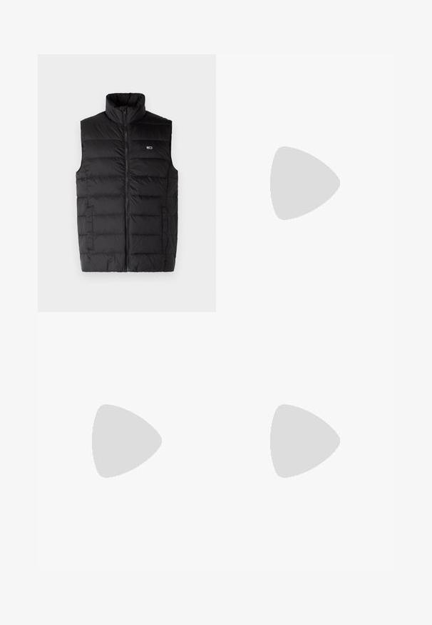 Crna puffer prsluk s visokim ovratnikom, punim prednjim zatvaračem, horizontalnim šavovima i bočnim džepovima. Logo na lijevoj strani prsnog koša.; Crna pamučna majica kratkih rukava s bijelim i obojenim logotipom "TOMMY HILFIGER" s natpisom "NEW YORK" i "1985" manjim slovima ispod. Okrugli izrez.; Bijele pamučne kratke hlače s elastičnim pojasom, prilagodljivim vezicom i bočnim džepovima. Glatka tekstura, dužina do sredine bedra.; Tommy Hilfiger BASKET CORE - Tenisice - ecru/army green