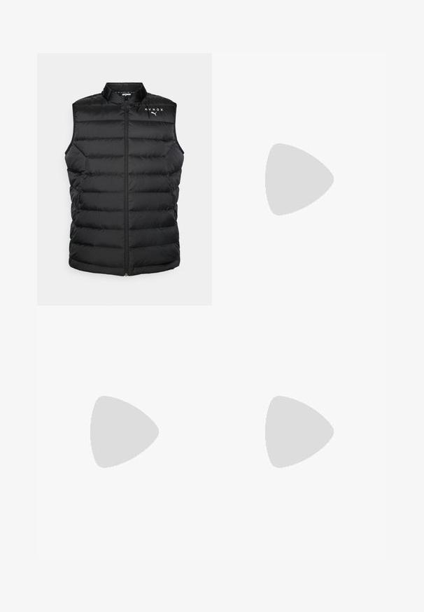 Czarna kamizelka puchowa z wysokim kołnierzem, pionowym pikowaniem, pełnym zamkiem błyskawicznym oraz brandingiem HYROX na piersi. Lekki materiał.; Biała bawełniana koszulka z krótkim rękawem, z czarnym logo Puma na lewej piersi. Okrągły dekolt, standardowy krój, gładka faktura.; Czarne spodenki sportowe o warstwowej konstrukcji, wykonane z gładkiego materiału zewnętrznego, z elastycznym pasem i wewnętrzną siateczką. Logo na boku.; Białe buty sportowe z siateczkową cholewką, gumową podeszwą w kolorze gumy, teksturowanymi akcentami oraz czarnym logo z boku.