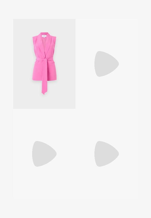 Uten ermer rosa blazer med sjalkrage, belte med selvtie og to frontlommer. Laget av glatt stoff med en skreddersydd passform.; Lyseblå langermet topp laget av teksturert stoff med bølgete mønster; har rund hals og en kortere hem.; Rosa skreddersydde bukser med en glatt tekstur, flat front og sidelommer. Har rett ben-design og beltehemper.; Hvit høy-skinn kanvas sneakers med svart gummisåle, gummitåhette foran og seks hull for snorer, med et rent, minimalistisk design.; Rød lærveske med en vinklet, geometrisk design. Har en enkelt justerbar stropp og en klaffelukking med sydd detaljer.