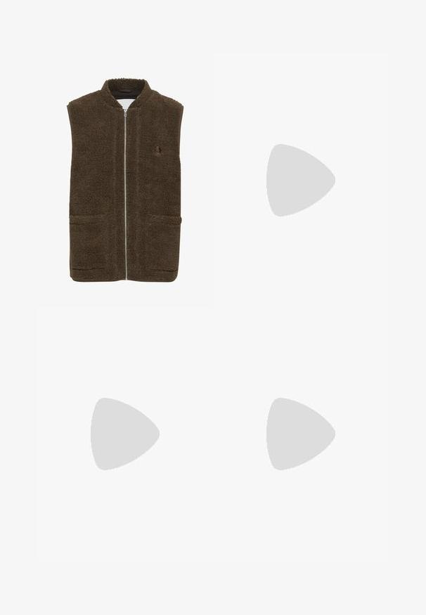 Bruine fleece vest met een hoge kraag, voorrits en twee zijzakken. Textuur materiaal met een zachte, plush afwerking.; Crème kabelgebreide trui met V-hals, voorzien van groene gestreepte manchetten en een geborduurd logo op de borst. Zachte textuur en aansluitend ontwerp.; Beige katoenen chinos met een slim fit, platte voorkant en een knoopsluiting. Voorzien van ceintuurlussen en zijzakken voor functionaliteit.; Marine hardloopschoen met mesh bovenwerk, witte accenten en dikke zool met groene details. Ontwerp bevat een logo aan de zijkant en veters.; Zilveren metalen ketting met kleine, in elkaar grijpende schakels, met een gladde afwerking en een veilig sluitmechanisme.