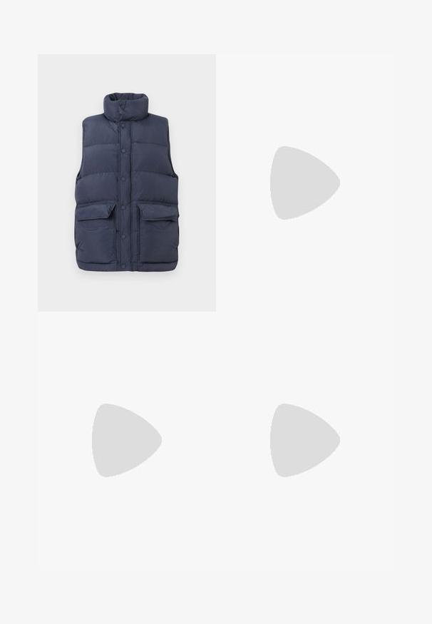 Tengeri kék steppelt mellény magas gallérral, elöl snap gombokkal és két nagy elülső zsebbel. Könnyű, steppelt anyagból készült.; Fehér pamut póló rövid ujjakkal, kerek nyakkal, és egy kis szürke logóval a bal mellrészen. Sima tapintású.; Beige színű pamut rövidnadrág, elöl redőkkel, oldalzsebekkel és gombos záródással. Az anyag sima tapintású és igényes fazonú.; Fekete szőtt slip-on cipő sima bőr díszítéssel a felsőrészen, kerek orral és alacsony profilos gumitalppal.