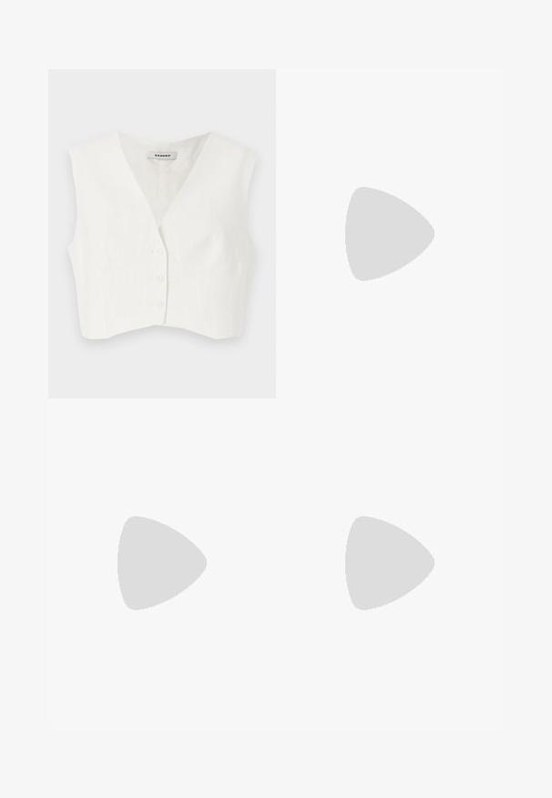 Balta trumpa palaidinė su V formos iškirpte, dviem priekinių kišenėlių, penkiomis mygtukais ir vertikaliomis tekstūrinėmis juostelėmis. Pagaminta iš sklandaus, lengvo audinio.; Balti trumpa palaidinė ilgomis rankovėmis, su mygtukų uždarymu, klasikinės apykaklės ir sidabro spalvos aksesuaru centre. Lygi audinio tekstūra.; Juodos džinsinės plačios kelnės su aukštu liemeniu, su sagos ir užtrauktuko uždarymu, siuvinėtomis kišenėmis ir glotnia tekstūra.; Aukštas juodas odinis botas su masyviu padu, apvaliu pirštu ir temporė sriegiu gale prieš paprastą šviesų foną.