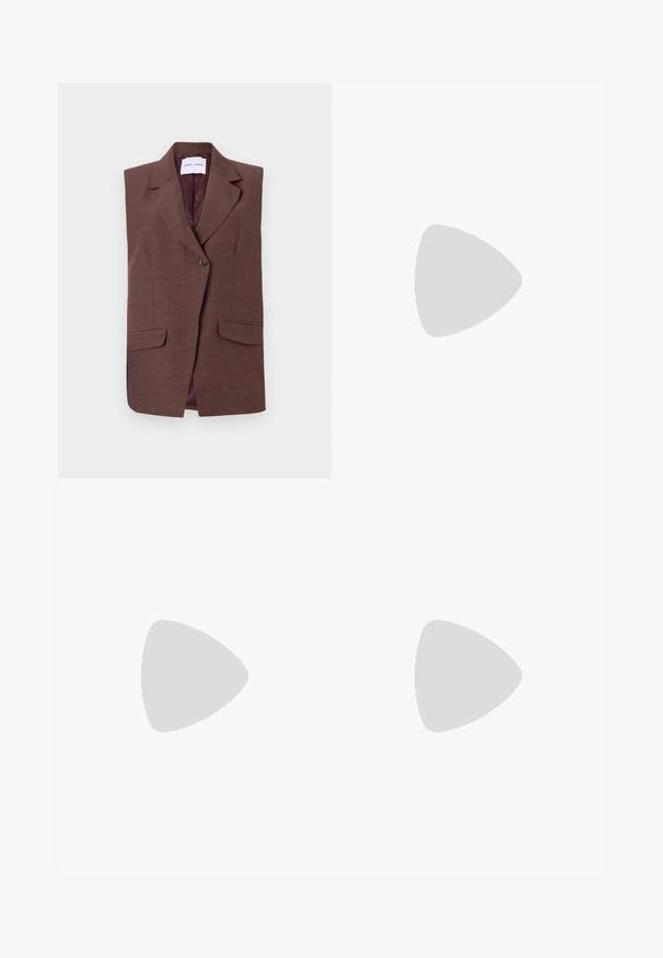 Brun, ermeløs blazer med reverskrage, enkel knappelukking og to frontlommer. Glatt tekstur med en subtil glans.; Hvit ermeløs topp med en asymmetrisk halslinje og en knyttedetalj på venstre skulder, laget av et glatt, lett stoff.; Brune vide bukser laget av teksturert stoff med en glatt overflate, med flat front, beltehyller og sidelommer.; Sorte skinnloafere med en glatt overflate, sydd detaljer rundt tåen, og en lav gummisåle. Kombinert med vide svarte bukser.
