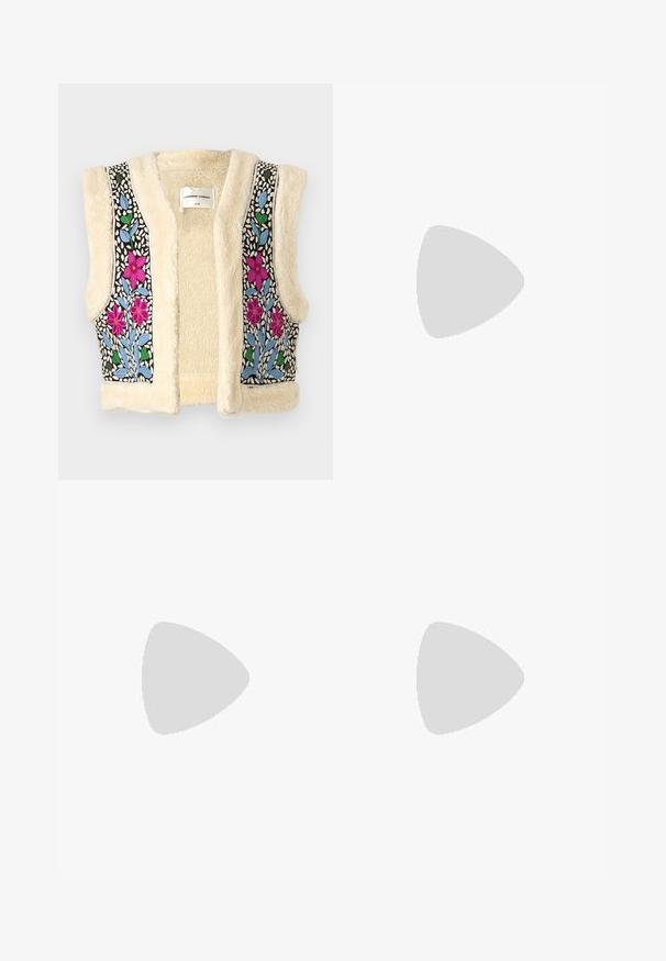 Fleece vest in crème met bloemenborduurwerk in roze, blauw en groen op zwarte stof. Kenmerken zijn een open voorkant en een textuurafwerking.; Gehaakte trui met golvende strepen in roze, blauw, groen, lavendel en crème. Verkorte ontwerp met geribbelde halslijn en manchetten.; Uitlopende blauwe denim jeans met een hoge taille, vijf zakken en contrasterende stiksels; gladde textuur en klassieke kleur.; Roze suède sneaker met zwarte strepen, rubberen zool en textuur op de paarse hak. Voorzien van een vetersluiting en opgedrukte merknaam aan de zijkant.