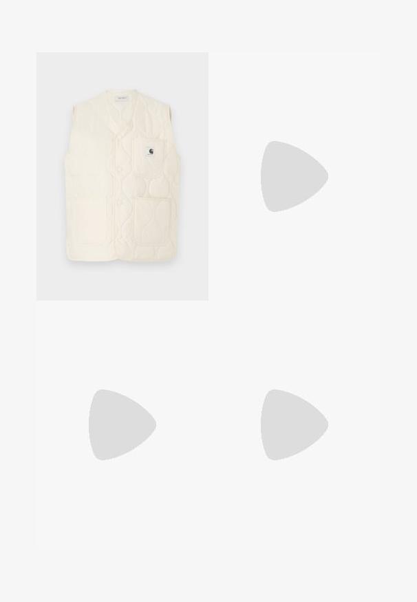 Gequilte vest in off-white met een V-hals, knopen aan de voorkant, twee grote opgestikte zakken en een logo-label op de linker zak. Zachte textuur.; Grijze mouwloze T-shirt gemaakt van een katoenmix. Heeft een ronde hals en een klein logo-opdruk op de linkerkant van de borst.; Witte denim broek met een hoge taille, rechte pijpen, zichtbare stiksels, vijf zakken en een metalen knoopsluiting.; Rode suède sneaker met een witte drie-strepenontwerp en gouden "Gazelle" tekst. Beschikt over een rubberen gumzool en een gestructureerde hiel.