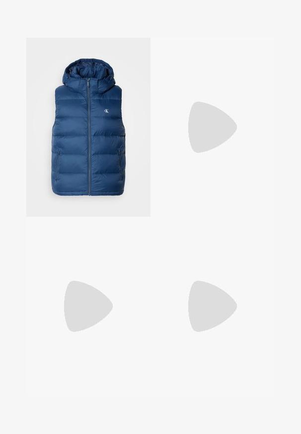 Tummansininen hupullinen tikkiliivi, jossa on vetoketjukiinnitys, kaksi sivutaskua ja logo rinnassa. Liivissä on sileä pinta ja tikkauksen muotoilu.; Tumman purppuranvärinen pitkähihainen nappipaita, jossa on valkoinen ja harmaa ruutukuosi. Rinnassa on pieni vihreä emblemipainatus rintataskussa.; Vihreät cargo-shortsit, jotka on valmistettu puuvillasta, joissa on sileä pinta, sivutaskut ja napitus vyötäröllä.; Valkoiset tennarit, joissa on verkkokankainen ja synteettinen yläosa, pyöreä kärki, litteät nauhat sekä teksturoitu sivuviiru. Kumipohja ja vetoketju takana.