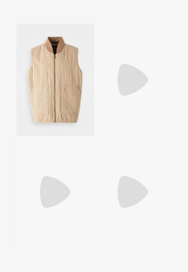 Gilet beige avec fermeture éclair sur le devant, col haut en polaire marron et deux grandes poches avant. Présente une texture matelassée et un petit patch logo.; Sweat à capuche crème en tissu doux avec une poche avant. Présente un logo noir sur un design circulaire. Poignets et ourlet côtelés.; Étiquette avec texte multilingue, symboles d'entretien et icônes de recyclage, imprimée sur un matériau doux semblable à du tissu dans une couleur claire.; Mocassin en cuir noir avec un accent à frange, doté d'une semelle épaisse noire et d'une couture jaune le long du bord. Fini texturé.