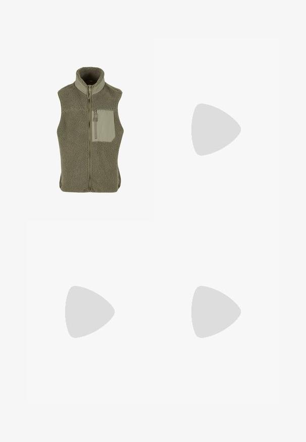 Kamizelka polarowa w oliwkowym kolorze z wysokim kołnierzem, zamkiem błyskawicznym z przodu oraz jedną kieszenią na piersi z zamkiem. Cechuje się teksturowanym, miękkim materiałem.; Ciemnoszara koszulka z krótkim rękawem wykonana z lekkiej bawełny, posiadająca luźny krój i klasyczny okrągły dekolt, o gładkiej fakturze i bez wzorów.; Czarne dżinsowe spodnie o prostym kroju nogawki, z przednimi kieszeniami i tylnymi kieszeniami naszytymi. Posiadają srebrne elementy wykończeniowe oraz boczny detal z pętelką dla lepszej funkcjonalności.; Czarne skórzane botki za kostkę z wyściełanym kołnierzem, metalowymi oczkami, logo czaszki i solidną gumową podeszwą. Posiadają wzmocniony nos i piętę.