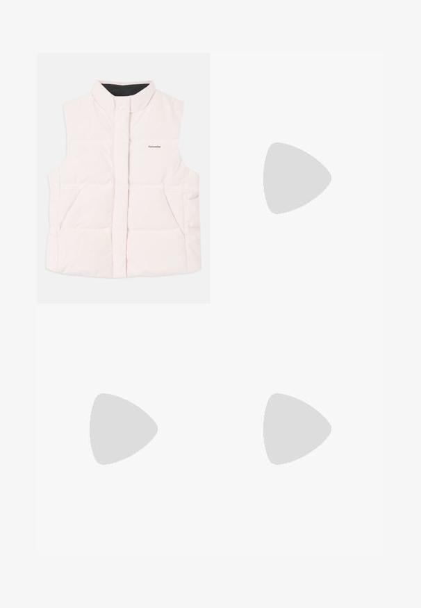 Heledat roosa polsterdatud vest kõrge kraega, ees avaga ja kahe külje hóivaga. Omab musta sisetakistust ja väikest logo ees.; CHIARA FERRAGNI MAGLIETTE - Trükipildiga T-särk - mauve mist; Sinine teksariie, millel on laiem säär ja kõrge vöökoht, viie tasku disain ja metallist nupuga sulgemine. Sile tekstuur, juhuslik stiil ja minimaalne õmblus.; Tumesinise sametist kõrge kontsaga king, millel on terav nina ja keskmise kõrgusega plokk-konts. Sile tekstuur kerge sädelusega ja ees väike lõige.