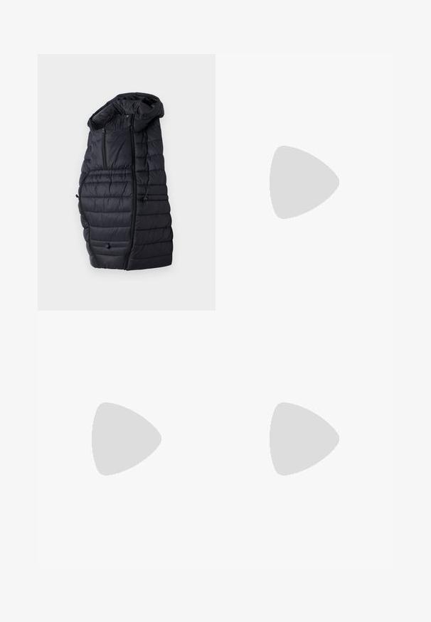 Svart pufferjakke med hette, med en quiltet design, to glidelåslommer foran og justerbare snorheiser i kanten.; Svart gravide t-skjorte med lange ermer, ribbet tekstur, elastisk midje og rund hals med en liten nøkkelhullsdetalj foran.; Sorte og sølv leggings med zebra stripe mønster, stretchy stoff, rett ben design og høy midje stil.; Hvit sneaker laget av glatt syntetisk materiale, med avrundet tå, snøredesign, flat såle og subtil perforering.