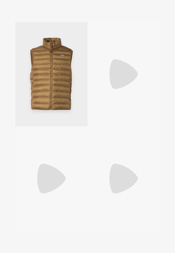 Chaleco sin mangas acolchado marrón con un alto cuello, cierre frontal con cremallera y bolsillos laterales. Presenta un pequeño logo en el pecho.; Suéter de punto beige con cuello redondo, mangas largas y dobladillo acanalado. La tela texturizada presenta motas de tonos más oscuros en todo su diseño.; Pantalones plisados beige de tela suave, con cierre de cremallera y botón, piernas rectas y dobladillos doblados.; Mocasines de cuero marrón con un acabado suave, punta redondeada y un tacón bajo negro. Presentan una tira decorativa estilo penny. Vista lateral.