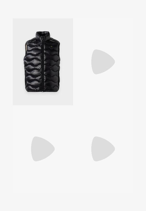 Gilet rembourré noir avec un col haut, fermeture éclair et motif matelassé texturé. Présente un petit logo sur la poitrine et un design sans manches.; Chemise en coton blanc à manches longues avec un col rond, fentes latérales en bas et une texture lisse, présentée de dos.; Pantalons noirs à coupe droite, avec un devant plissé, des passants de ceinture et un accent en anneau argenté. Fabriqués en tissu lisse, sans motifs visibles.; Sneaker blanche avec une tige en cuir lisse et un profil bas. Présente un bout arrondi, six œillets et une semelle en caoutchouc texturé.