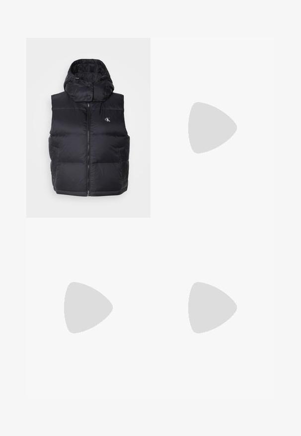 Colete puffer preto com gola alta e capuz. Possui um fecho frontal e dois bolsos laterais. Material liso e brilhante com textura acolchoada.; GANT SLIM FIT - Polo - plumped red; Calças brancas de perna larga feitas de um tecido leve, com uma textura suave, linhas limpas e um design de cintura alta.; Sapatilha branca com parte superior em couro liso, biqueira redonda, fecho de atacadores e um contraste no calcanhar em preto. Apresenta uma sola de borracha texturizada.