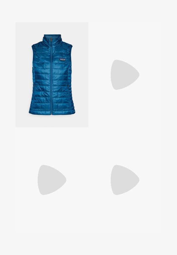 Polstret blå vest med høj krave, lynlås og sidelommer. Har et logo patch på brystet. Glat, skinnende stof med kvadratiske quiltninger.; Lyseblå kortærmet t-shirt lavet af blødt stof. Har en rund halsudskæring og et lille hvidt logo på venstre brystområde.; Lyseblå herre badetøj lavet af hurtigtørrende stof; har en elastisk talje og sidelommer. Patagonia-logoet er syet på kanten.; Salomon Sportstyle SPEEDCROSS 3 EXPANSE UNISEX - Sneakers - vanilla ice/almond milk/cement