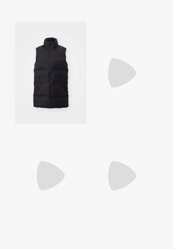 Gilet sans manches noir en duvet avec un col haut, fermeture éclair à l'avant, deux poches à boutons et une texture matelassée sur toute sa surface.; T-shirt rayé en tissu doux, avec des rayures horizontales noires et crème, col ras du cou, manches courtes et coupe décontractée.; Jean en denim bleu avec une coupe droite, présentant un léger délavage, une disposition classique à cinq poches et des détails de couture visibles.; Escarpin noir en cuir à bout pointu avec une bride de cheville et un talon épais. Texture lisse, design élégant et esthétique minimaliste.; Sac hobo en cuir noir avec une texture lisse, une forme incurvée et une seule sangle réglable ; dispose d'une large ouverture en haut.