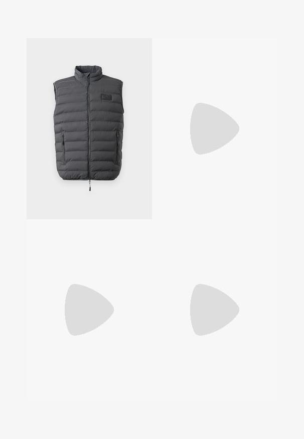 Vest umplut gri închis, cu guler înalt, fermoar complet și două buzunare laterale cu fermoar. Prezintă o insignă cu logo pe piept și o textură netedă.; Tricou alb din bumbac, cu guler rotund și mâneci scurte, având un logo auriu EA7 Emporio Armani imprimat pe față.; Shorts atletici negri dintr-un material moale, având o talie elastică și un mic logo galben EA7 pe partea inferioară a piciorului stâng.; Sneakers din piele albă cu un finisaj neted, vârf rotund, șireturi plate și o talpă texturată. Prezintă un logo subtil pe călcâi.