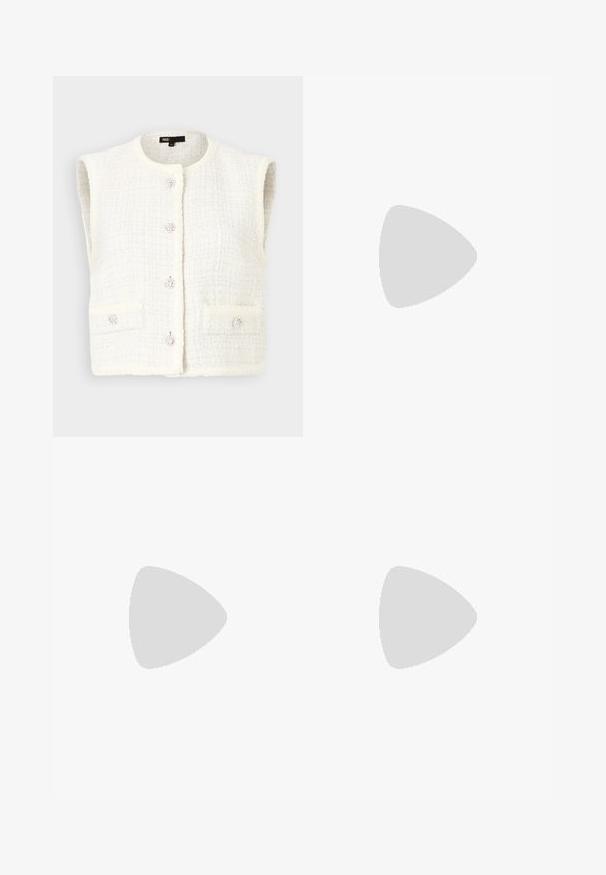 Maje VADERE - Väst - ecru; Vit stickad tanktopp med fyrkantig halsringning, breda axelremmar och en avslappnad passform, med en jämn textur och utan mönster.; Maje PILAILLE - Tygbyxor - noir; Svart lacklädersplattork med fyrkantig tå, ankelrem med silverfärgad detalj och platt sula. Slät yta med minimalistisk design.; Svart läderhandväska med fransdetaljer, guldkedja som axelrem och ett handtag med urtag. Har logotyp placering framtill.
