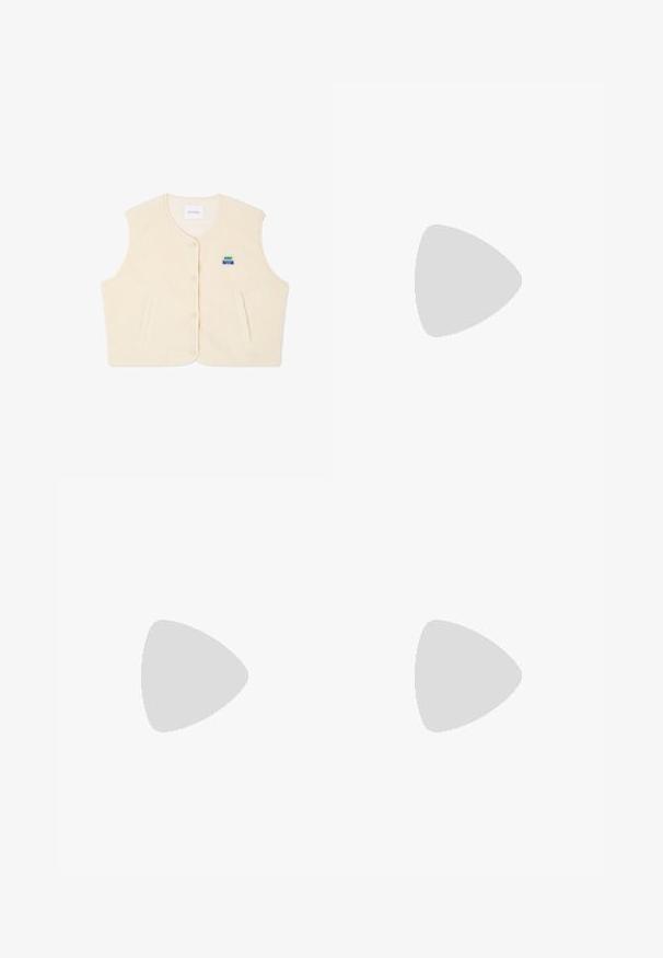 Majica iz flisa v kremni barvi z okroglim izrezom, sprednjimi gumbi in dvema stranskima žepoma. Na prsih je majhna večbarvna oznaka.; Svetlo bež kratkosleeven majica s okroglim ovratnikom, izdelana iz mehke, gladke tkanine. Ima sproščen kroj in raven rob.; Bele široke hlače iz lahkega materiala. Imajo elastičen pas s vrvico in stranske žepe. Gladka tekstura.; Bež platformske sandale s debelimi podplati imajo trakove in nastavljive gležnjske trakove. Ustrezajo širokim jeans hlačam, pri katerih je eden robov razfrčan.