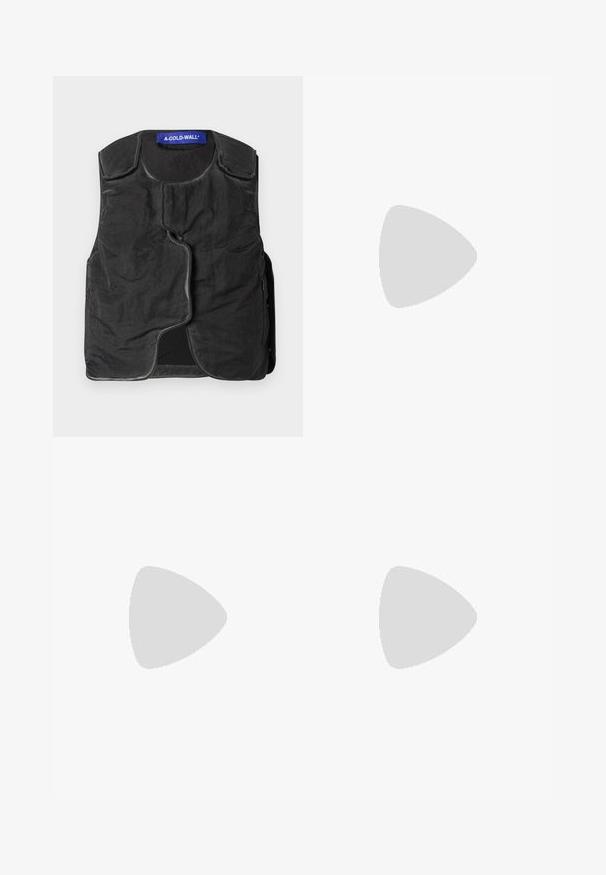 Schwarze Weste aus strukturiertem Stoff, mit rundem Ausschnitt, asymmetrischer Vorderseite und seitlichen Taschen. Mit einem blauen Markenlabel am Kragen.; Schwarzes, oversized T-Shirt mit kurzen Ärmeln und rundem Ausschnitt, mit sichtbarem Filippa K Markenlabel im Kragen.; Marineblaue Hose aus leichtem Stoff, mit einem lockeren Schnitt, flachem Bund und seitlichen Taschen für zusätzlichen Nutzen. Glatte Textur, keine sichtbaren Muster.; Schwarze Sneaker aus Wildleder und Leder. Sie verfügen über ein niedriges Profil, eine abgerundete Spitze, ein Schnürdesign und strukturierte Akzente. Die Sohlen haben ein rutschfestes Muster.