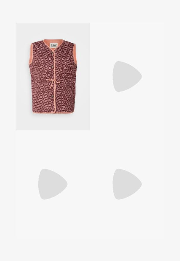Ærmeløs vest med et bordeaux geometrisk mønster, kontrasterende ferskenfarvet kant, knaplukning foran og en bånddetalje i taljen.; Even&Odd Petite 2 PACK - Top - light grey/black; Sorte højtaljede jeans lavet af denim, med en lige bendesign, forlommer, lynlås og metalknaplukning.; Sort læder snørebundsko med tykk sål med mønster og gul syning, hængende mod en gul cirkulær baggrund.