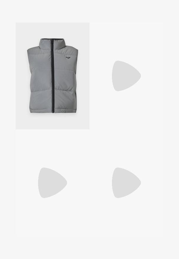 Gilet grigio imbottito senza maniche con colletto alto, cerniera nera frontale e piccolo logo nero sul lato sinistro del petto.; T-shirt nera cropped in cotone, con maniche corte, scollo rotondo e un piccolo logo bianco sul lato sinistro del petto.; Jeans in denim a gamba larga realizzati in cotone blu di medio peso. Presentano un classico design a cinque tasche e una chiusura con zip e bottone.; Sneaker in pelle bianca con dettagli in suede beige, punta perforata, lacci piatti e suola testurizzata color crema. Presenta un logo discreto sul tallone.