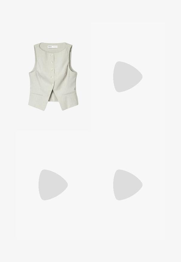 Lys grå ærmeløs vest med lodrette striber, fem frontknapper og to sidelommer; lavet af glat stof med en skræddersyet pasform.; Stradivarius Top - dark brown; Stradivarius SMART CULOTTES WITH DARTS - Bukser - dark brown; Brune suède hælede sandaler med krydsede stropper og spænder i guldfarve. Firkantet tå og en let flared blokhæl med en tekstureret overflade.