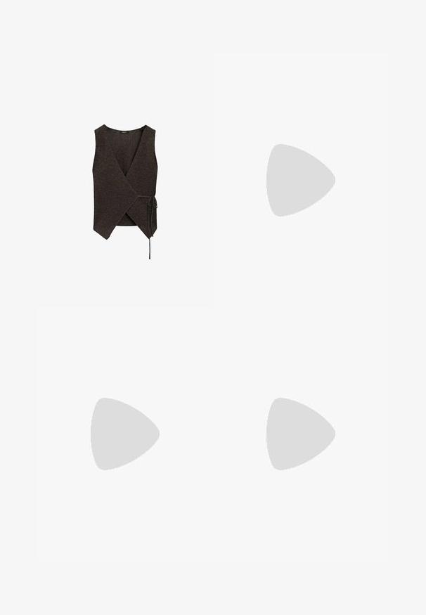 Mörkbrun, ärmlös wrap-väst av texturerat tyg med V-ringning och knytning på sidan. Kanterna är något fransade.; Brun bomulls t-shirt med korta ärmar och djup V-ringning. Enkel design, mjuk textur och rak fåll. Inga mönster eller dekorationer.; Bruna vida byxor med en slät textur, som har hög midja och framfickor. Tyget är lätt och flödar löst.; Beiga suède högklackade sandaler med ett brett framrem och ankelsrem, med en kraftig träblockklack med en strukturerad yta.