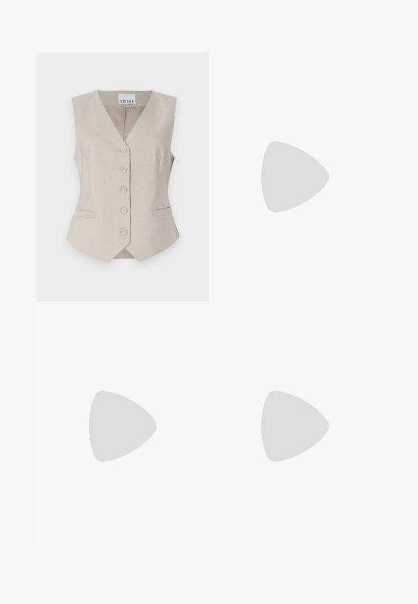 Gilet senza maniche beige con scollo a V, bottoni frontali, due tasche laterali e tessuto leggermente testurizzato. Etichetta: ICHI.; T-shirt in cotone grigio con una forma rilassata e squadrata, maniche corte e scollo rotondo. Presenta cuciture visibili lungo i bordi.; Leggings bianchi con una texture liscia, fit aderente e design tradizionale a cinque tasche, caratterizzati da un tessuto leggero e dettagli di cucitura sottili.; Scarpa beige con punta a stivale, con rifiniture nere, fibbia dorata e tacco a blocco spesso su un pavimento grigio con sfondo verde scuro.; Borsa tote beige con manici piatti, texture liscia e hardware dorato, abbinata a una pochette trapuntata coordinata con tracolla a catena.